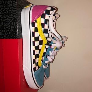 Vans 🤍 NEVER BEEN WORN TO SMALL